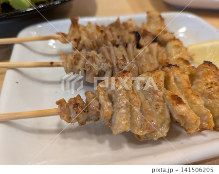 ビールが進む定番の美味しい鶏皮焼き鳥 ビールが進む定番の美味しい鶏皮焼き鳥 141506205