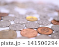 日本円の硬貨の背景素材 141506294