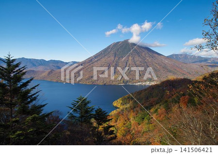 中禅寺湖展望台から望む雄大な男体山の秋景色 中禅寺湖展望台から望む雄大な男体山の秋景色 141506421