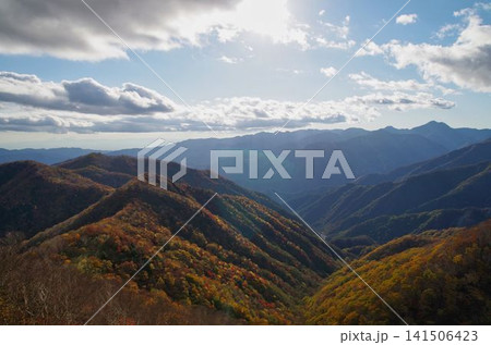 晴天の光に照らされる半月山の紅葉風景 141506423