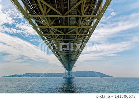 下から見た明石海峡大橋 下から見た明石海峡大橋 141506675