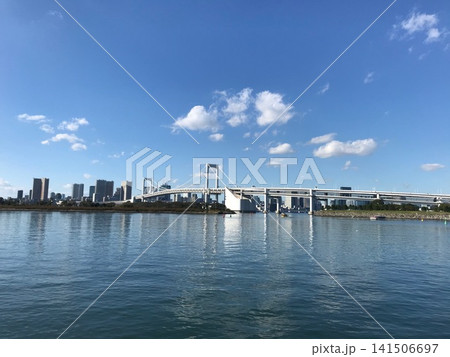 東京・レインボーブリッジと水面 青空が広がる都市風景 141506697
