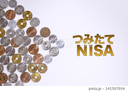 つみたてNISAのテキストと日本円の硬貨 つみたてNISAのテキストと日本円の硬貨 141507934