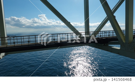 橋の上から見下ろす海面と骨組み 橋の上から見下ろす海面と骨組み 141508468