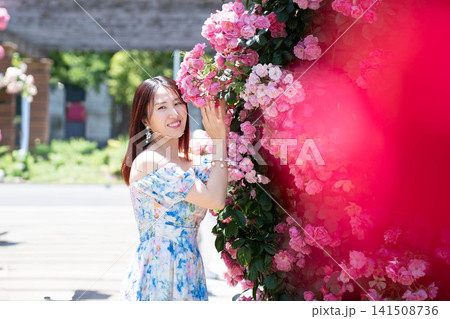 薔薇の花に寄り添う女性 薔薇の花に寄り添う女性 141508736