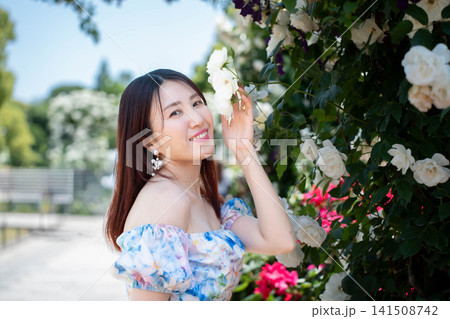 薔薇の花の前で微笑む女性 薔薇の花の前で微笑む女性 141508742