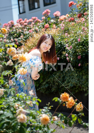 薔薇に囲まれた若い女性 薔薇に囲まれた若い女性 141508998
