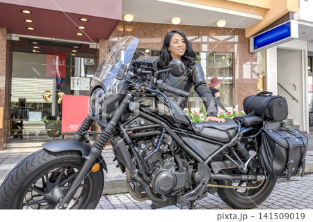 ホンダ レブル500と50代女性ライダー 横浜元町商店街 ホンダ レブル500と50代女性ライダー 横浜元町商店街 141509019
