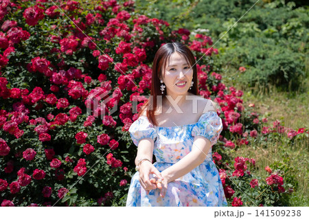 薔薇に囲まれた女性 薔薇に囲まれた女性 141509238