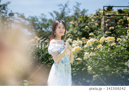 薔薇の花の前で微笑む女性 薔薇の花の前で微笑む女性 141509242