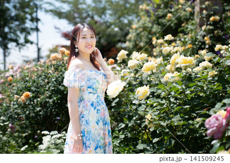 薔薇の花の前でポーズを取る女性 薔薇の花の前でポーズを取る女性 141509245