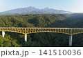 朝焼けに染まる八ヶ岳大橋と清里高原を上空から望むドローン空撮（山梨県北杜市） 141510036