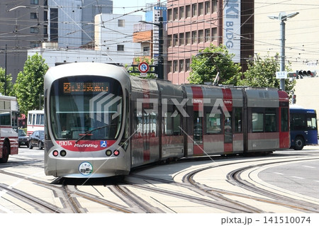 広島市を走る広島電鉄、路面電車5101号 141510074