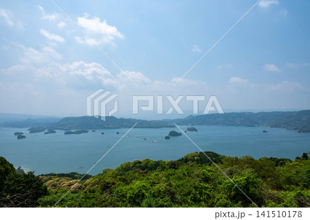 佐賀県(長崎県)/ 新緑の緑と青のコントラストが美しい「いろは島(イロハ島)」(いろは島展望台) 佐賀県(長崎県)/ 新緑の緑と青のコントラストが美しい「いろは島(イロハ島)」(いろは島展望台) 141510178