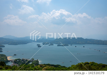佐賀県(長崎県)/ 新緑の緑と青のコントラストが美しい「いろは島(イロハ島)」(いろは島展望台) 佐賀県(長崎県)/ 新緑の緑と青のコントラストが美しい「いろは島(イロハ島)」(いろは島展望台) 141510179