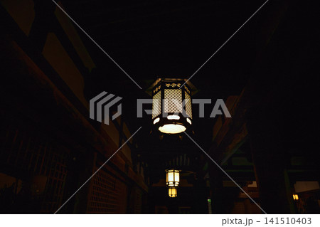 福井 明通寺  国宝本堂の吊り灯篭 141510403