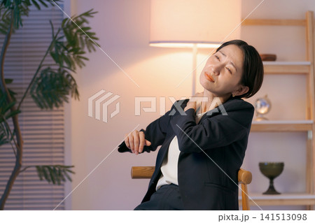 肩こりに悩むスーツの女性 肩こりに悩むスーツの女性 141513098