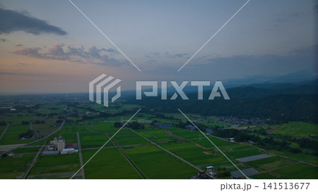 日本の富山県立山町、初夏の夕暮れの時間帯 日本の富山県立山町、初夏の夕暮れの時間帯 141513677