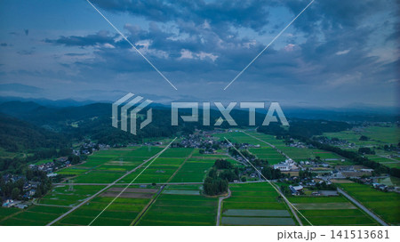日本の富山県立山町、初夏の夕暮れの時間帯 日本の富山県立山町、初夏の夕暮れの時間帯 141513681