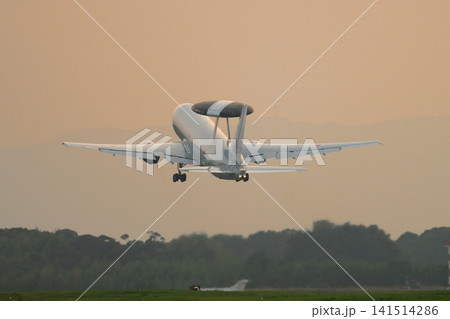 夕暮れに離陸する航空自衛隊E-767早期警戒管制機 夕暮れに離陸する航空自衛隊E-767早期警戒管制機 141514286