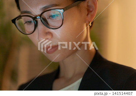 遅くまで仕事をする女性 遅くまで仕事をする女性 141514407