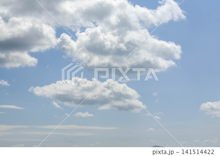 北海道の直線道路で見上げた白い雲と青空の風景 北海道の直線道路で見上げた白い雲と青空の風景 141514422