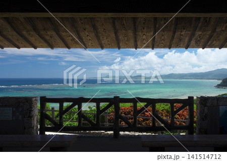 東屋の木枠越しに広がる絶景の海 東屋の木枠越しに広がる絶景の海 141514712