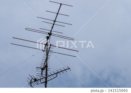 青空を背景にした屋外テレビアンテナと通信設備のシルエット 青空を背景にした屋外テレビアンテナと通信設備のシルエット 141515093