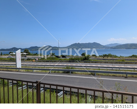 「ようこそ広島へ」の看板と瀬戸内海を望む高速道路の風景 「ようこそ広島へ」の看板と瀬戸内海を望む高速道路の風景 141515175