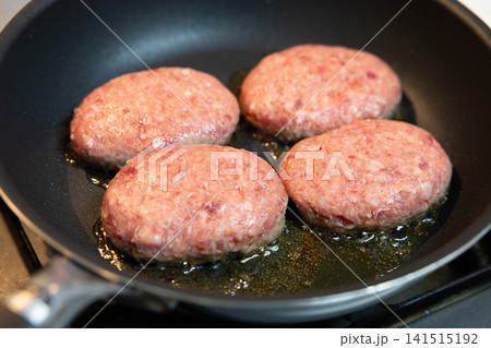 おいしいハンバーグを調理 おいしいハンバーグを調理 141515192
