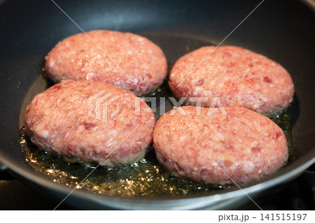 おいしいハンバーグを料理する おいしいハンバーグを料理する 141515197