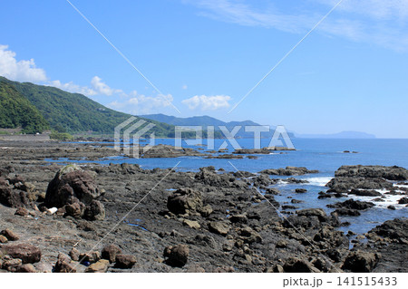 岩石海岸と青い海、青い空 岩石海岸と青い海、青い空 141515433