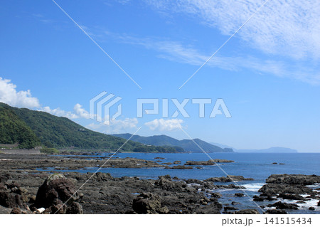 岩石海岸と青い海、青い空 岩石海岸と青い海、青い空 141515434