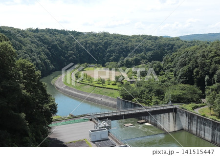 新緑の山々に囲まれた灰塚ダムと江の川水系の自然風景 新緑の山々に囲まれた灰塚ダムと江の川水系の自然風景 141515447