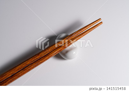 茶色の木製箸で和風の食卓を表現した静物写真 141515458