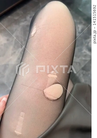 伝線したストッキング穴開き美脚 伝線したストッキング穴開き美脚 141515692