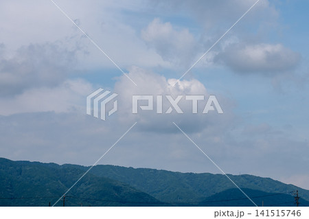 青空と雲に包まれた夏の山並み 青空と雲に包まれた夏の山並み 141515746