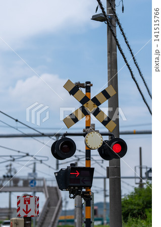 赤い警告灯が点灯する踏切警報機と遮断機 赤い警告灯が点灯する踏切警報機と遮断機 141515766