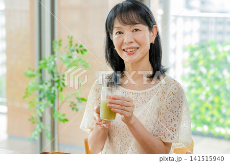青汁を飲む女性 141515940
