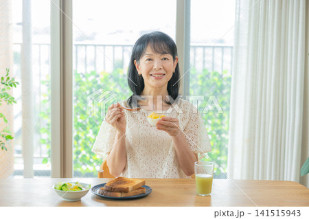 朝食を食べる女性 朝食を食べる女性 141515943