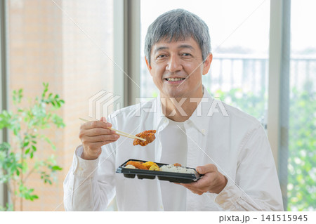 食事をするシニア男性 食事をするシニア男性 141515945
