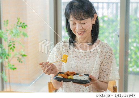 お弁当を食べる女性 お弁当を食べる女性 141515947