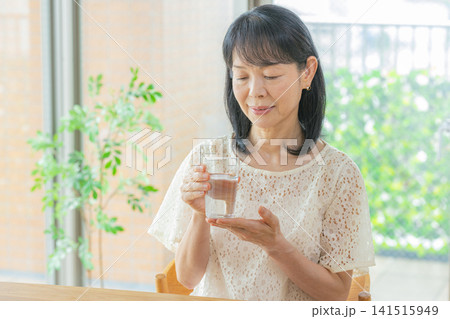 水を飲むシニア女性 水を飲むシニア女性 141515949