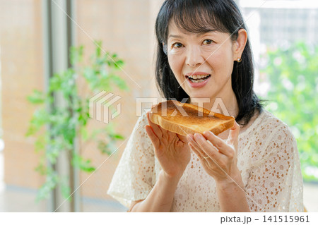 食パンを食べる女性 141515961
