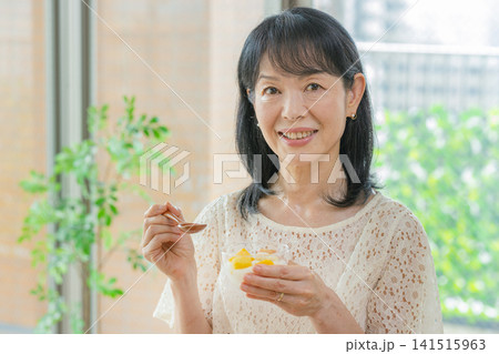 朝食を食べる女性 朝食を食べる女性 141515963