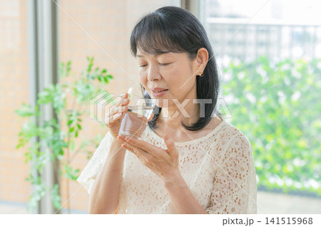 水を飲むシニア女性 水を飲むシニア女性 141515968