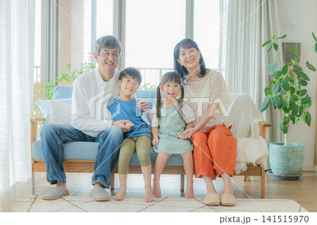 ソファーに座る家族 ソファーに座る家族 141515970