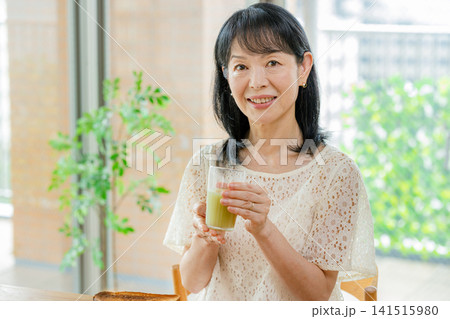 青汁を飲む女性 141515980