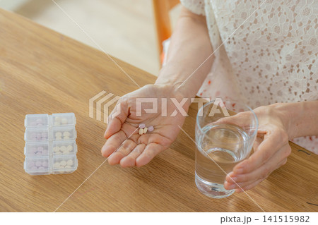 薬を飲むシニア女性 薬を飲むシニア女性 141515982