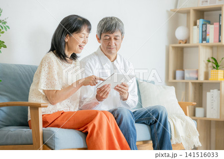 タブレットを見るシニア夫婦 タブレットを見るシニア夫婦 141516033